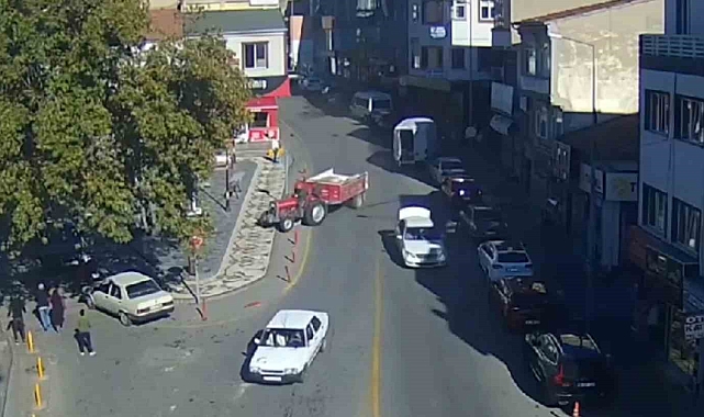 Traktör, önce araçlara çarptı sonra kaldırıma çıktı