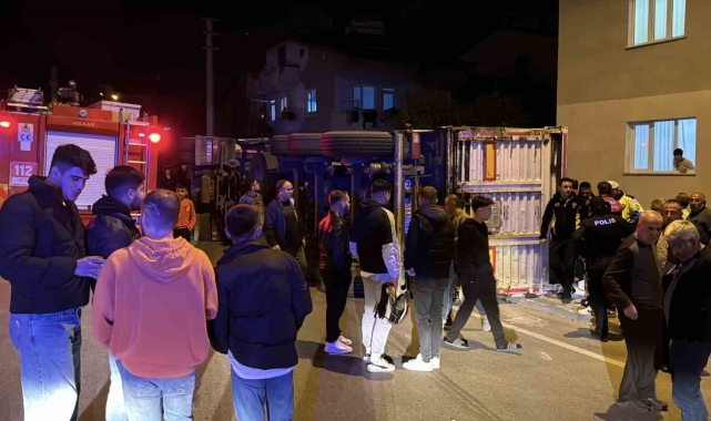 Virajı alamayan tır devrildi, yükü binanın bahçesine döküldü: 1 yaralı