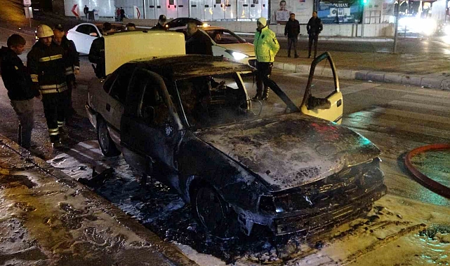 Yozgat'ta seyir halindeki otomobil alev aldı