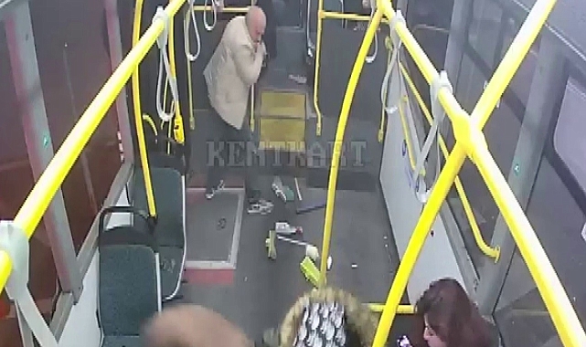 2'si çocuk 9 kişinin yaralandığı kaza anı kamerada