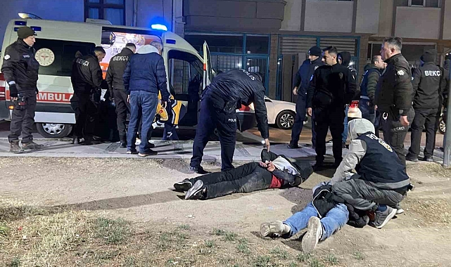 3 kişinin bıçaklandığı kavgadan kaçan şüpheliler kovalamacayla yakalandı
