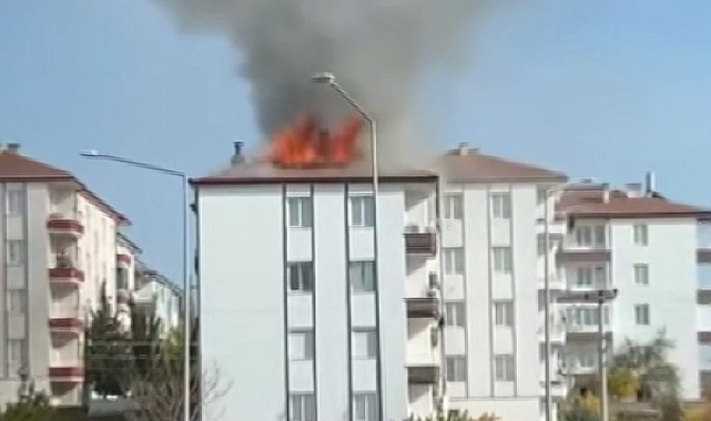 Aksaray'da 5 katlı apartmanın çatısı alev alev yandı