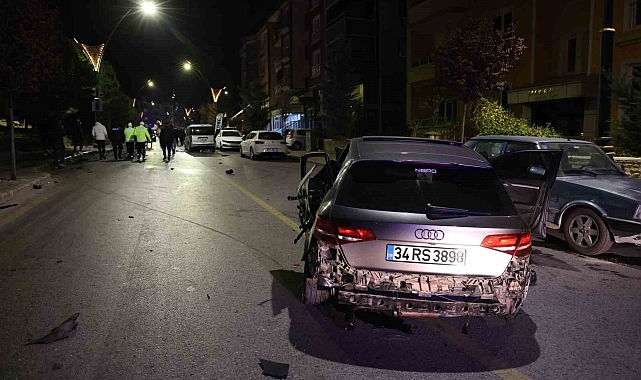 Alkollü sürücü 4 araca çarparak durabildi: O anlar güvenlik kameralarına yansını