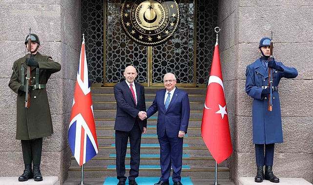 Birleşik Krallık Savunma Bakanı Healey TUSAŞ tesislerini ziyaret etti