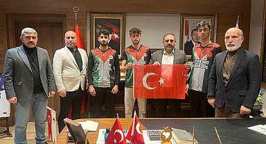 Bu takımın formasında Filistin bayrağı var