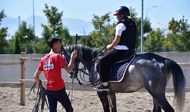 Büyükşehir'in binicilik eğitimleri özel derslerle devam ediyor