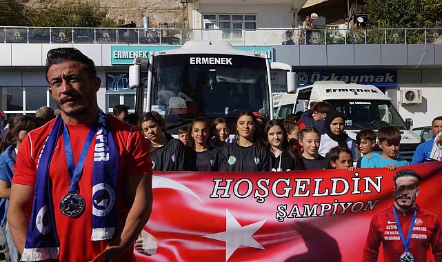 Dünya ikincisi güreşçiye memleketinde coşkulu karşılama