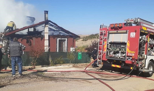 Evinin yanışını gözyaşları içinde izleyen kadın fenalık geçirdi