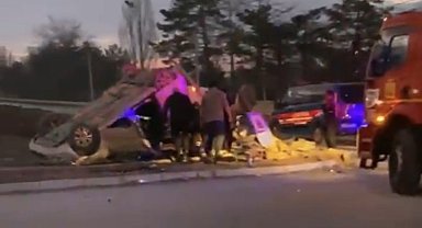 Hafif ticari araç ile minibüs çarpıştı: 5 yaralı