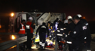 Hurda yüklü tır devrildi, araçta sıkışan sürücüyü ekipler kurtardı