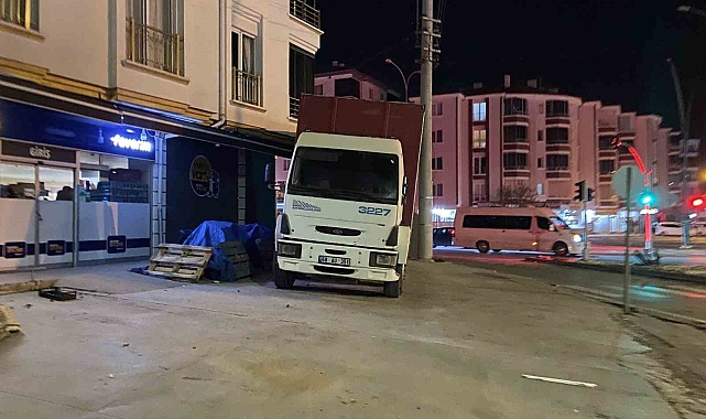 Kaldırıma park eden kamyona 691 lira ceza kesildi