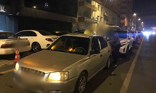 Kapıları açık seyreden araç yakalandı