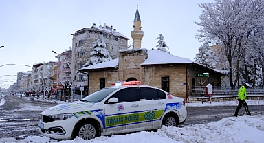 Karaman'da Mevsimin İlk Karı: Şehir Beyaza Büründü, Trafikte Aksamalar Yaşandı