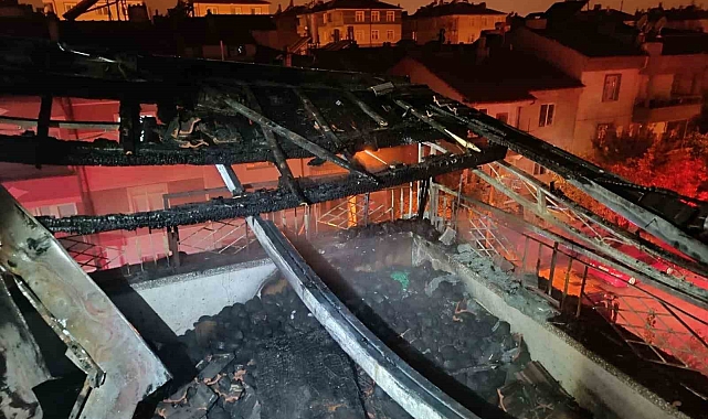 Karaman'da 2 katlı binanın çatı katında korkutan yangın
