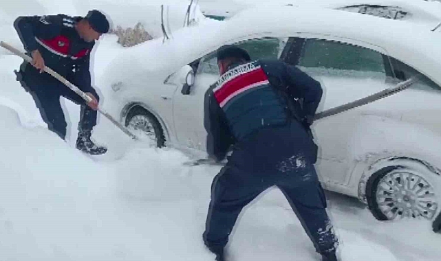 Karda mahsur kalanların imdadına Jandarma yetişti