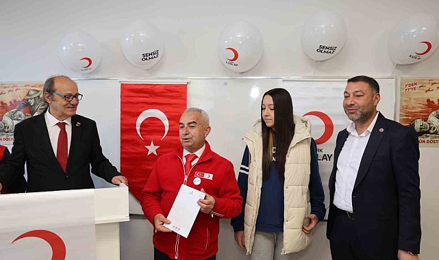 Kızılay'dan kazandığı ödülü Kızılay'a bağışladı