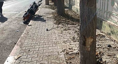 Kontrolden çıkan motosiklet ağaçlara çarparak savruldu: 2 yaralı