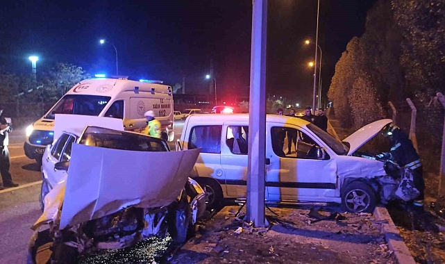Konya'da hafif ticari araç ile otomobil çarpıştı: 2 yaralı