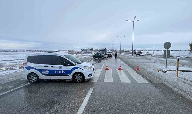 Konya'da kar yağışı ve tipi ulaşımı etkiliyor