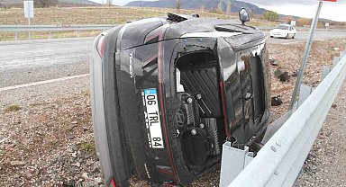 Cip takla atarak karşı şeride geçti: 3 yaralı