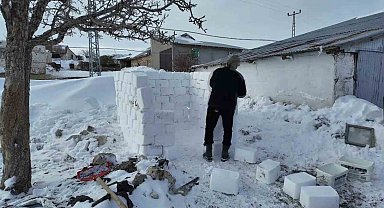 Mahsur kalınca kardan ev yapıp içinde çay içtiler
