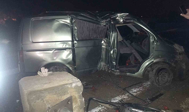Minibüs aydınlatma direğine çarptı: 1'i ağır 2 yaralı