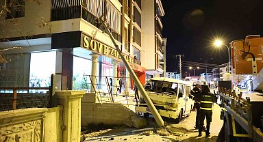 Minibüsün çarptığı elektrik direği balkona düştü: 3 yaralı
