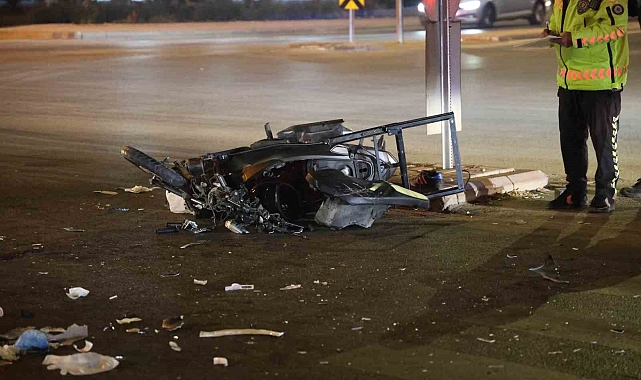 Motosiklet otomobile çarptı: 1'i ağır 2 yaralı