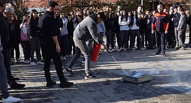 Öğrenciler yangına müdahale etmeyi uygulamalı öğrendi