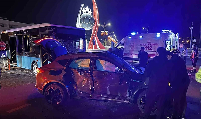 Otomobil ile halk otobüsü çarpıştı, 2'si çocuk 9 yaralı