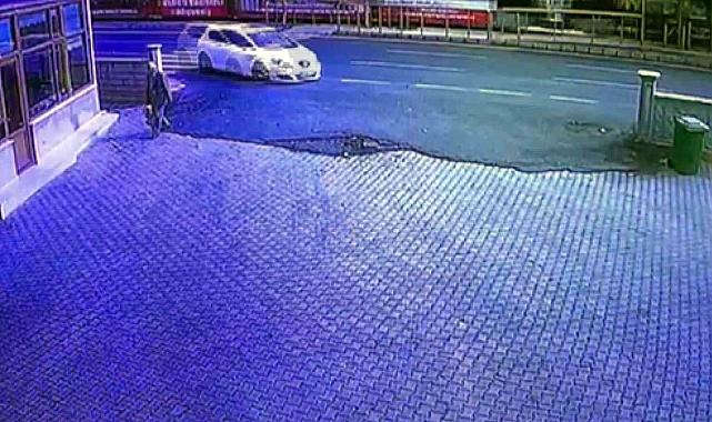 Otomobil iş yeri duvarına girdi, yaşlı adam kıl payı kurtuldu
