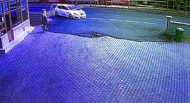 Otomobil iş yeri duvarına girdi, yaşlı adam kıl payı kurtuldu