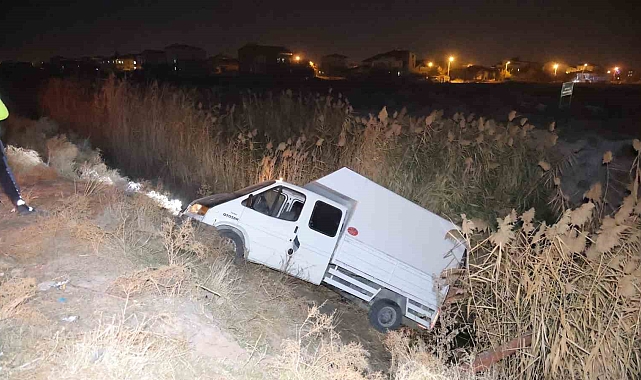 Otomobilin çarptığı kamyonet sulama kanalına düştü: 4 yaralı