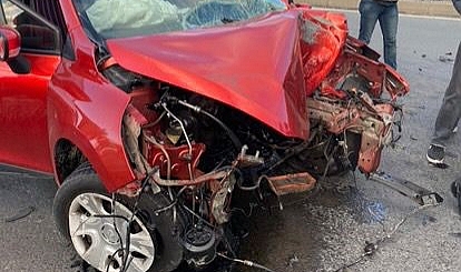 Otomobilin motoru yola savruldu