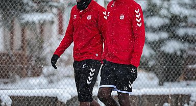 Sivasspor, kar altında çalıştı