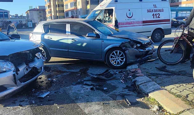 Sivas'ta 3 aracın karıştığı kazada 3 kişi yaralandı