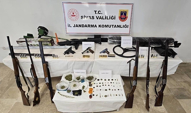 Sivas'ta uyuşturucu tacirlerine jandarma operasyonu: 4 kişi tutuklandı