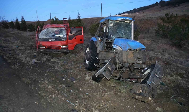 Traktör taşıyan kamyonet takla attı: 1 yaralı