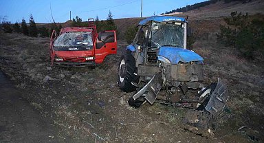 Traktör taşıyan kamyonet takla attı: 1 yaralı