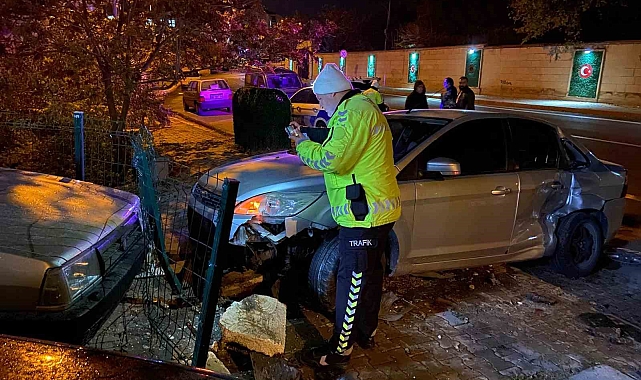 Virajı alamayan otomobil park halindeki 2 araca çarptı: 1 hafif yaralı