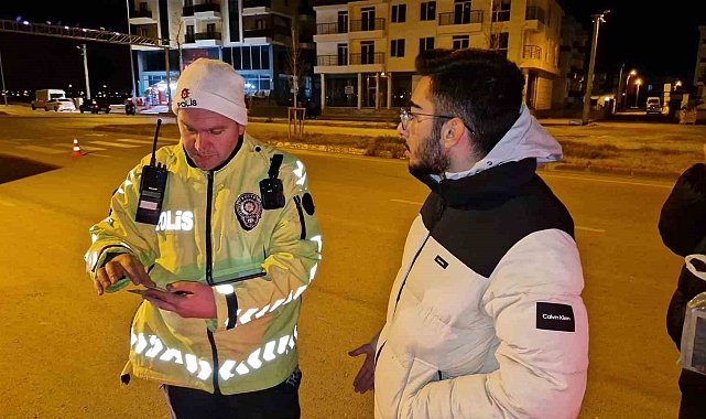 Yetersiz ehliyetle yakalandı, "Öğrenci adamım halimden anla" dedi