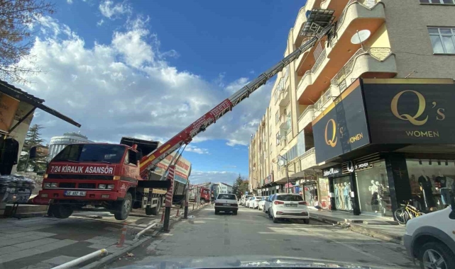 Aksaray'da asansörle binadan yük taşıyan nakliyeciler yürekleri ağza getirdi