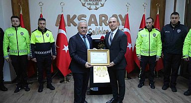 Alkollü sürücünün valiye şikayet etmekle tehdit ettiği polislere Vali'den başarı belgesi