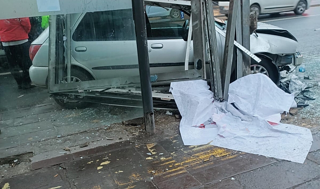 Ankara'da otomobil otobüs durağına çarptı: 3 yaralı