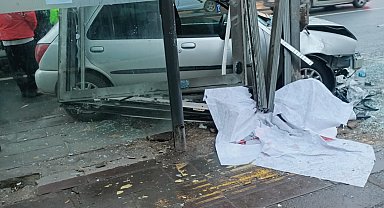 Ankara'da otomobil otobüs durağına çarptı: 3 yaralı