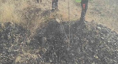Ankara'da yolcu treni raylara düşen kayaya çarptı