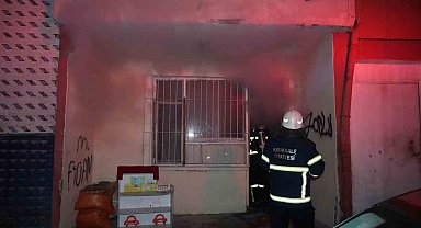 Apartman dairesinde depolanan hurda kağıtlar alev aldı