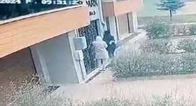 Apartmana giremeyen hırsızlık şüphelileri kameraya yakalandı