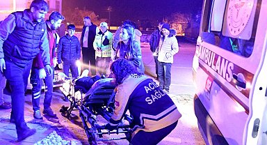 Araca çarpmamak için direksiyonu kırdı, refüje çarparak durabildi