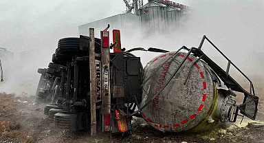 Asit dolu tankerin devrilme anı kamerada